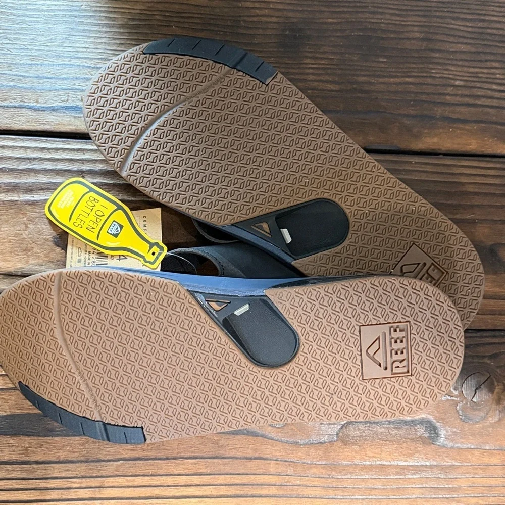 NWT Reef Navy and Black Men’s Fanning Low Sandals